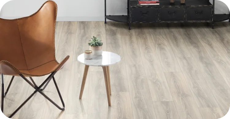 Berdolino Eiche grau Laminatboden mit grauer Holzstruktur in stilvollem Wohnraum