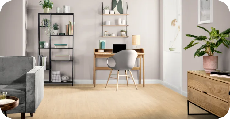 Bevdal Eiche hellbraun Laminatboden mit heller Holzstruktur im stilvollen Wohnraum mit Arbeitsplatz