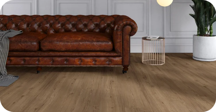 Vinylboden Eiche C5001 in natürlicher Holzoptik im Wohnzimmer mit braunem Ledersofa und modernem Interieur