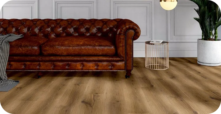 Vinylboden Eiche C5002 in rustikaler Holzoptik im Wohnzimmer mit braunem Ledersofa