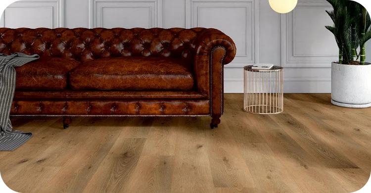 Eiche C5003 Vinylboden in Holzoptik im Wohnzimmer mit braunem Ledersofa