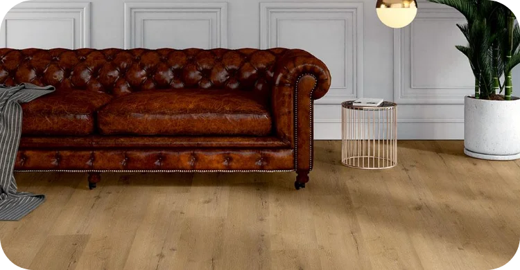 Eiche C5004 Vinylboden in Holzoptik im Wohnzimmer mit braunem Ledersofa