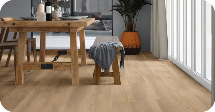 Eiche C5006 Vinylboden verlegt im Essbereich – natürliche Holzoptik mit warmem Raumdesign