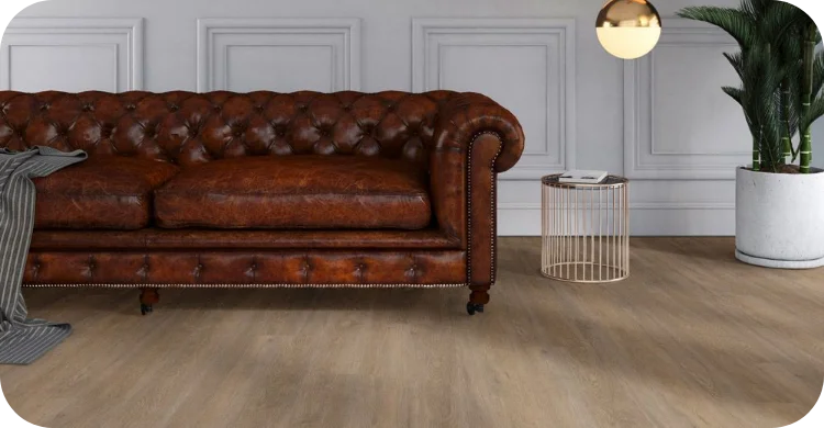 Eiche C5100 Vinylboden in Holzoptik im Wohnzimmer mit braunem Ledersofa