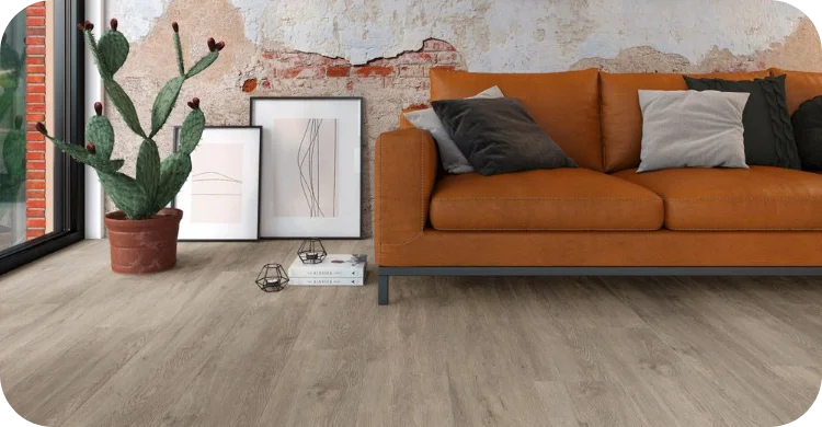 Eiche C5200 Vinylboden in Holzoptik im Wohnzimmer mit orangenem Sofa und einer Pflanze daneben