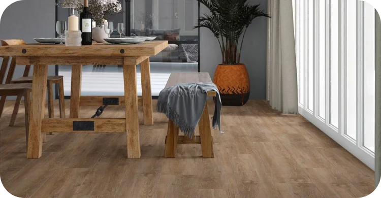 Vinylboden Eiche C5300 in Holzoptik im Esszimmer mit Holztisch und modernem Wohnstil