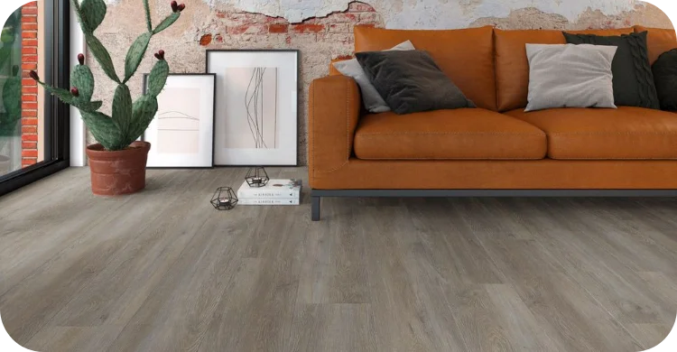 Eiche C5001 Vinylboden in Holzoptik im Wohnzimmer mit braunem Ledersofa