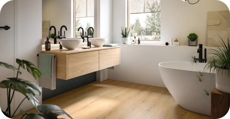 Laminatboden Eiche Honig in warmer Holzoptik im modernen Badezimmer mit Badewanne und Waschbecken