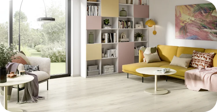 Laminat Kreide Eiche in heller Holzoptik im modernen Wohnzimmer mit Sofa und großen Fenstern
