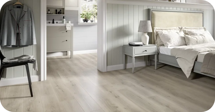 Laminat Pinot Eiche hellgrau in Holzoptik im Schlafzimmer mit hellem, modernem Interieur