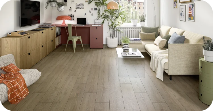 Laminat Turin Eiche braun in Holzoptik im modernen Wohnzimmer mit Sofa und Arbeitsbereich