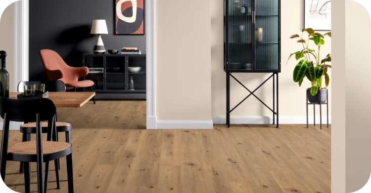 Laminat Wild Eiche natur in Holzoptik im modernen Wohnraum mit Möbeln und Pflanzen