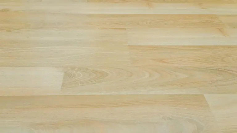 Laminatboden in heller Holzoptik mit versetzten Stoßfugen, Nahaufnahme