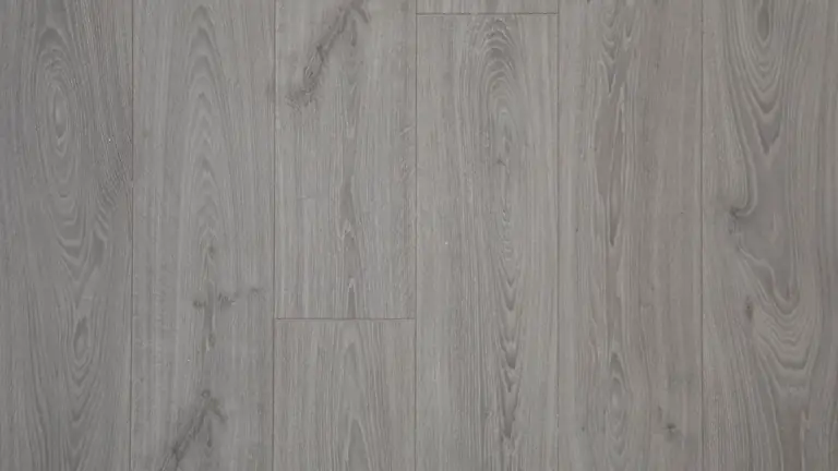 Vinylboden-Planken in grauer Holzoptik, Nahaufnahme
