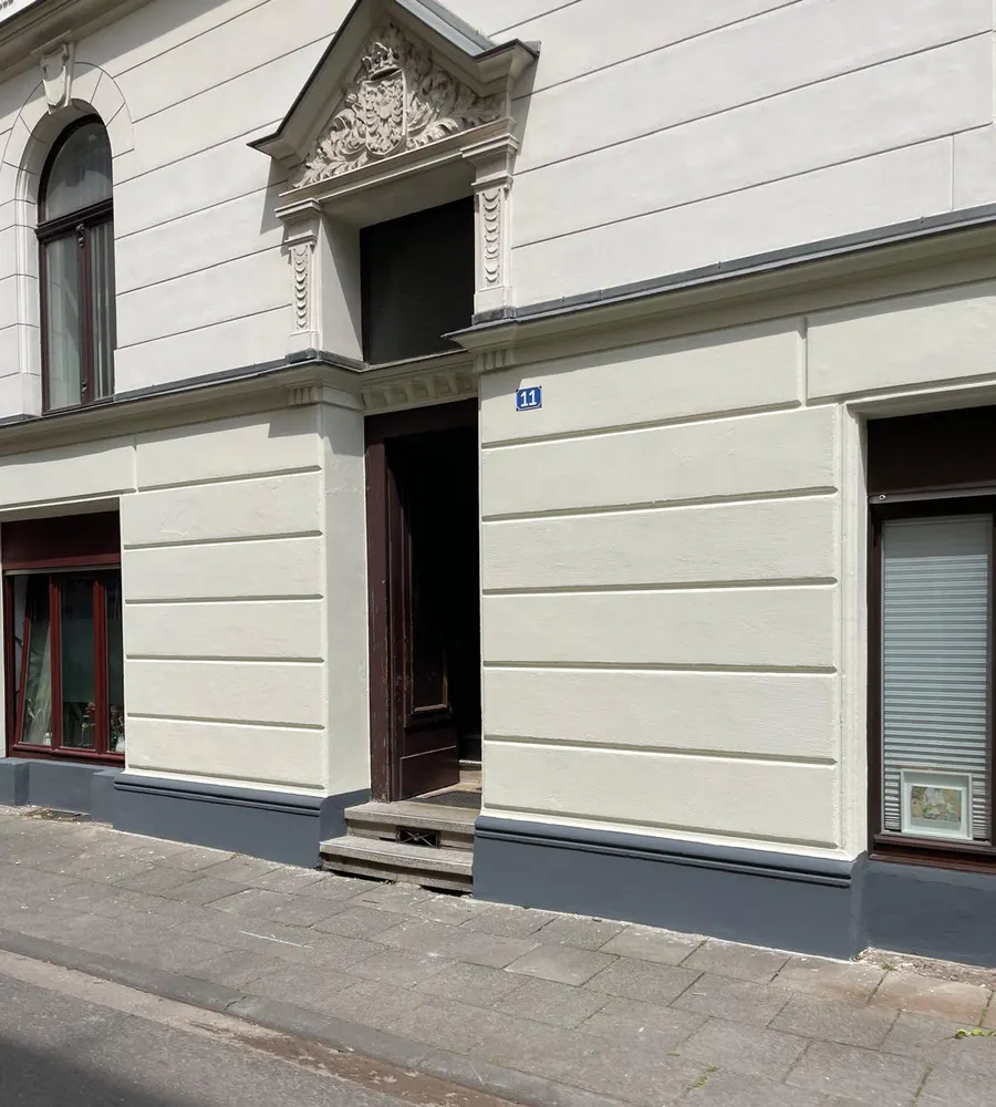 Dieselbe Kölner Altbaufassade nach Sanierung und frischem Anstrich