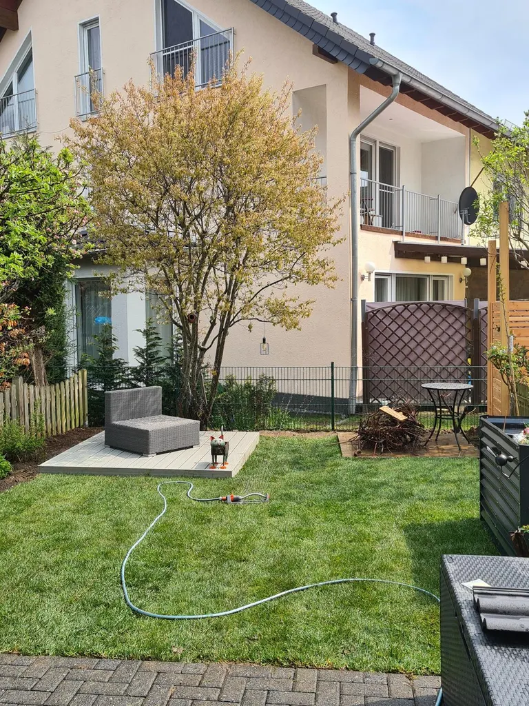 Fertiger Reihenhausgarten mit sattem Rasen, Holzterrasse und Bewässerung