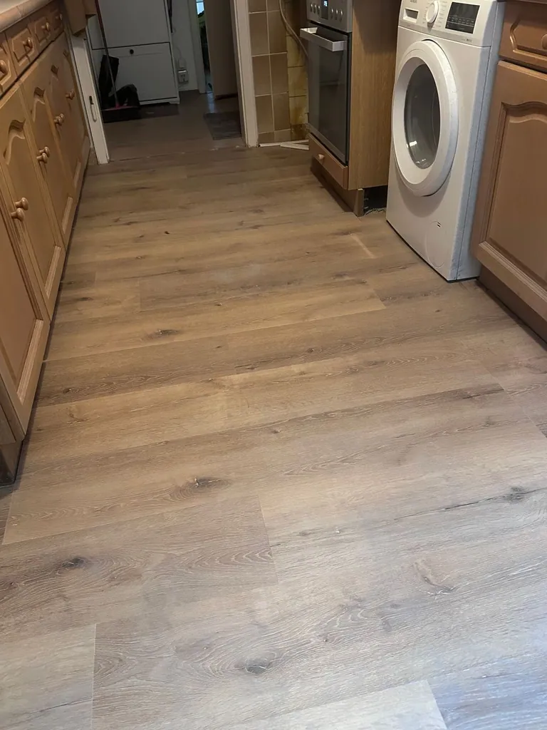 Neu verlegter Laminatboden in Eichenoptik in einer Kölner Küche
