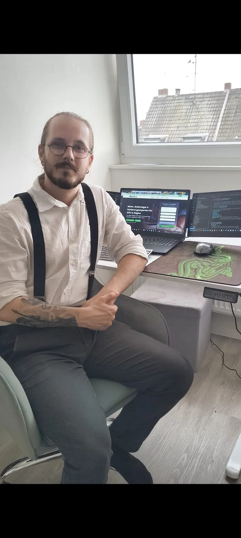 MyWorker-Teammitglied plant und koordiniert Aufträge am Schreibtisch