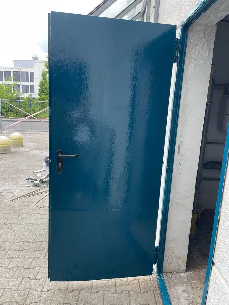Dieselbe Außentür frisch blau lackiert, noch glänzend
