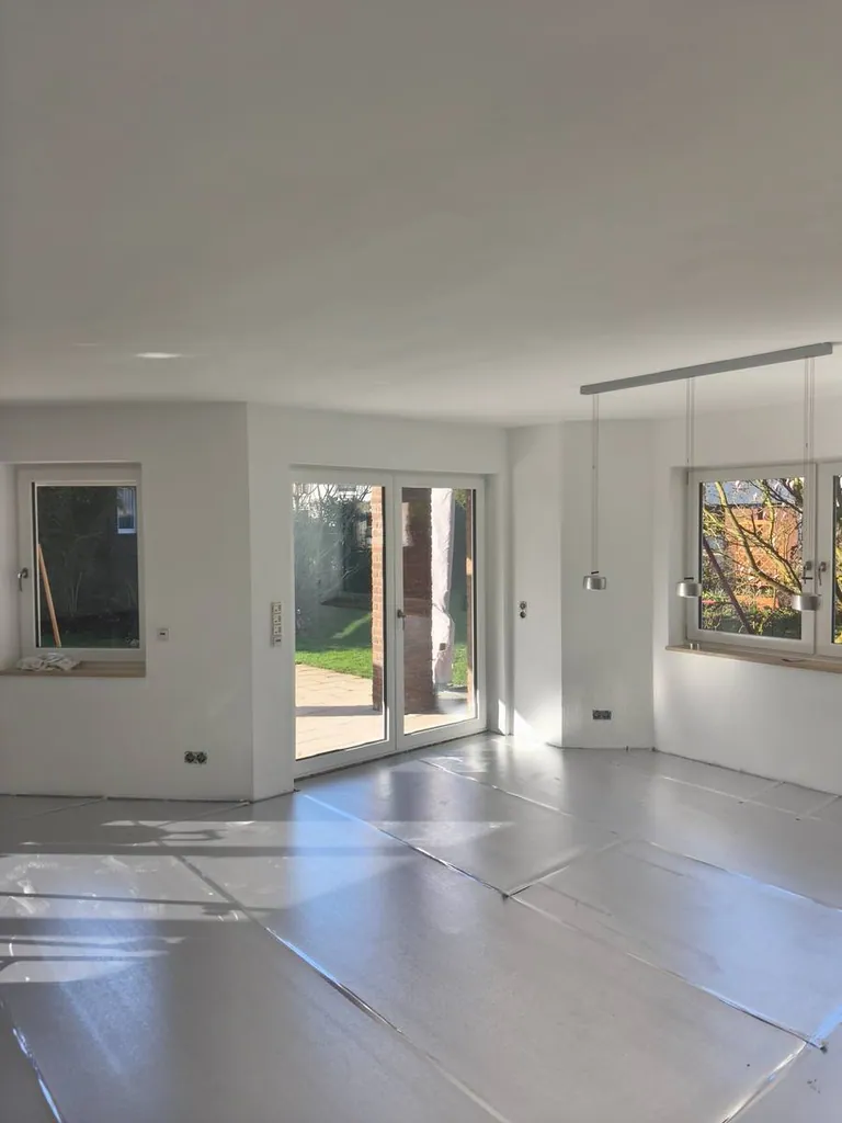 Heller, frisch renovierter Wohnraum mit Gartenblick und geschütztem Boden