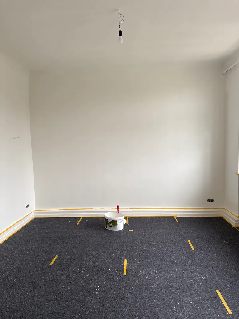Frisch gestrichenes Zimmer mit sauber abgeklebtem Boden in Köln