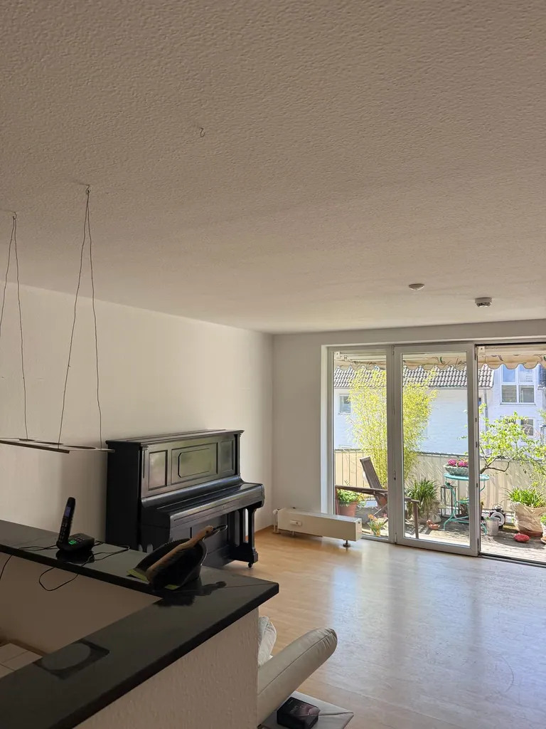 Frisch gestrichenes Wohnzimmer mit Blick auf den Balkon in Köln