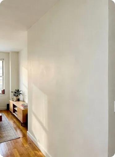 Wohnraum nach Spachtelarbeiten mit geglätteter Wand als Vorbereitung für Malerarbeiten