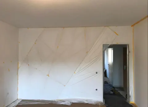 Wohnzimmer vor der Renovierung — abgeklebt und vorbereitet