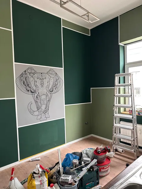 Individuell gestaltete Wand in einem renovierten Kölner Wohnzimmer