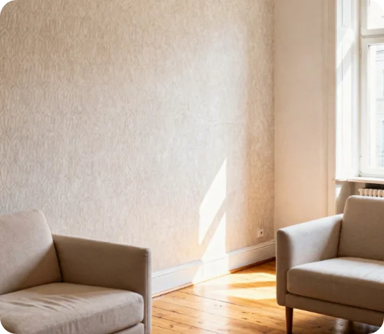 Wohnzimmer nach Tapezierung mit neuer Wandgestaltung und modernem Look