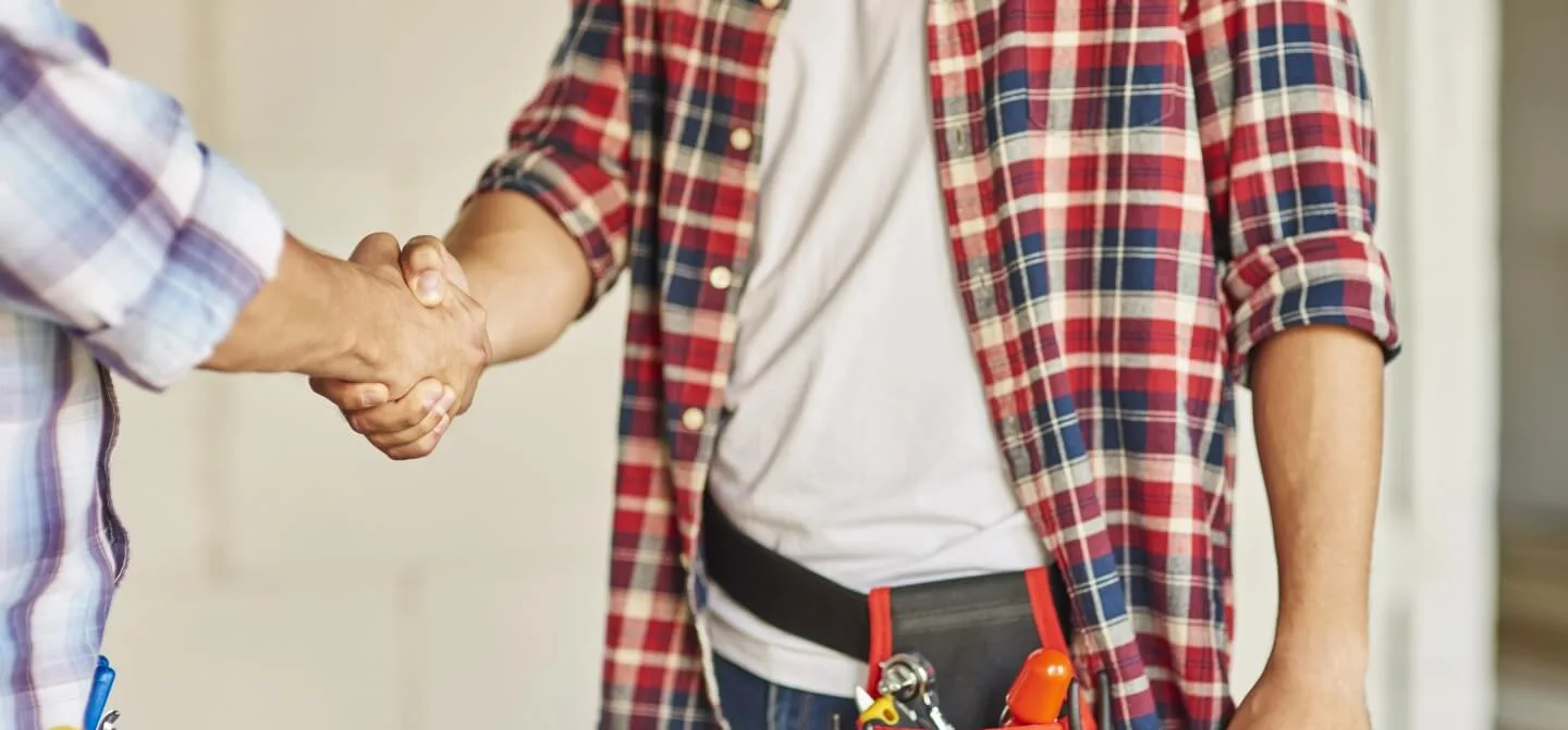 Handschlag zwischen Kunde und Handwerker nach erfolgreicher Zusammenarbeit