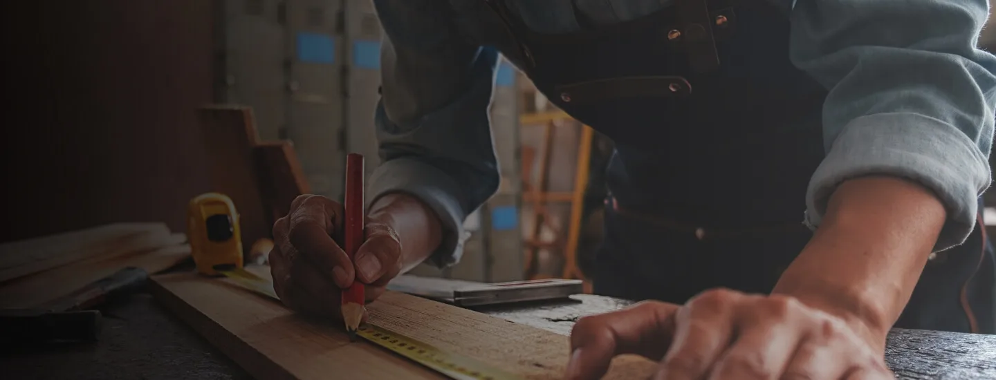Handwerker bei Maler- und Bodenarbeiten