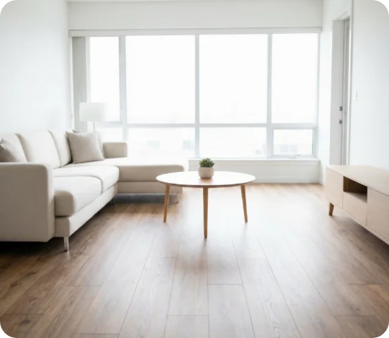 Modernes Wohnzimmer mit hellem Sofa und Holz- oder Laminatboden in natürlicher Optik