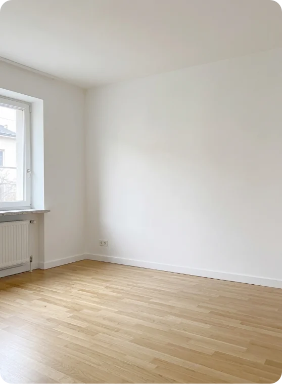 Leerer heller Raum mit Holz- oder Laminatboden, Fenster und weißer Wand