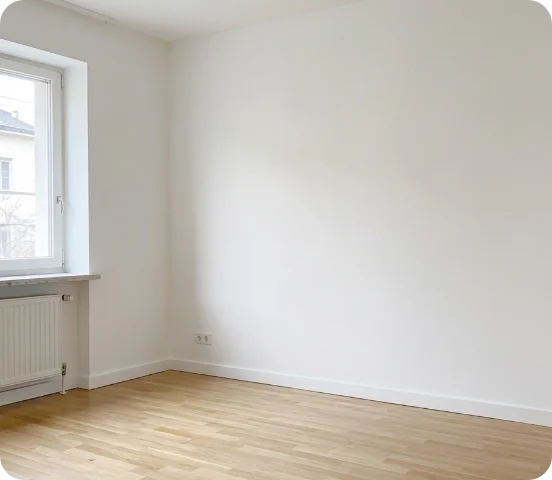 Leerer heller Raum mit Holz- oder Laminatboden, Fenster und weißer Wand