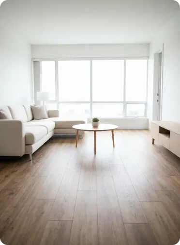 Modernes Wohnzimmer mit neu verlegtem Holzboden und viel Tageslicht