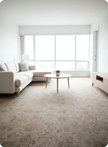 Helles Wohnzimmer mit Teppich, Sofa und großem Fensterfront